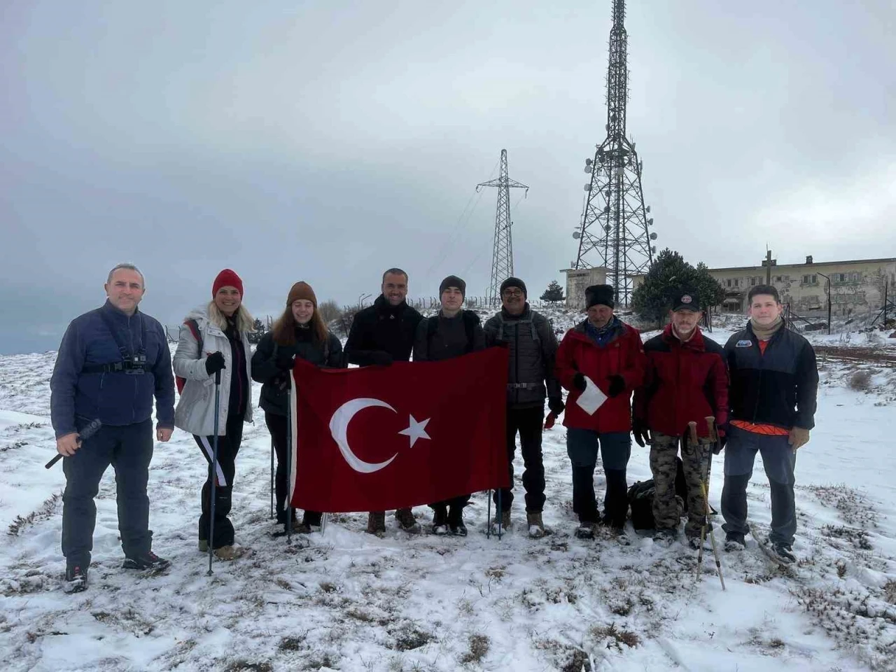 Şehitlerin anısına bin 808 metrelik dağa tırmandılar
