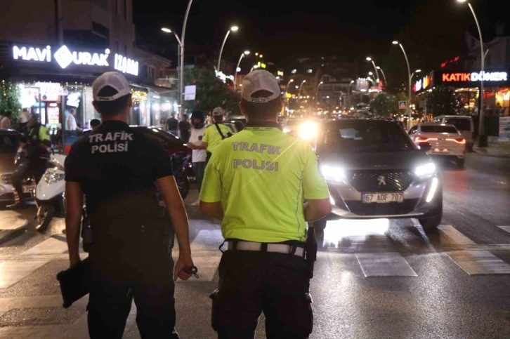 Şehrin en işlek caddesinde yüksek ses ve abart egzozla gezen araç sürücülerine ceza yağdı
