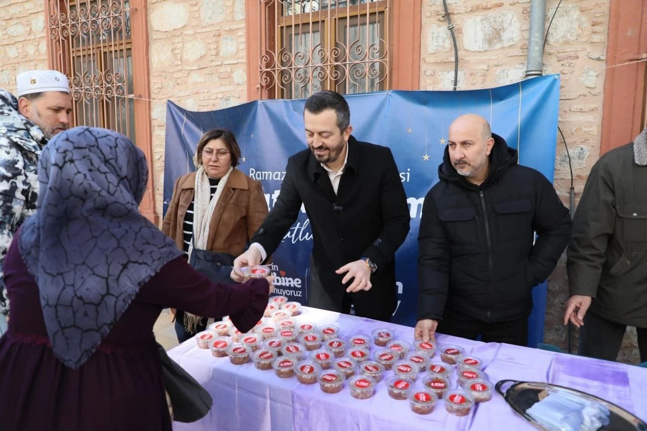 Şehzadeler Belediyesinden helva ikramı
