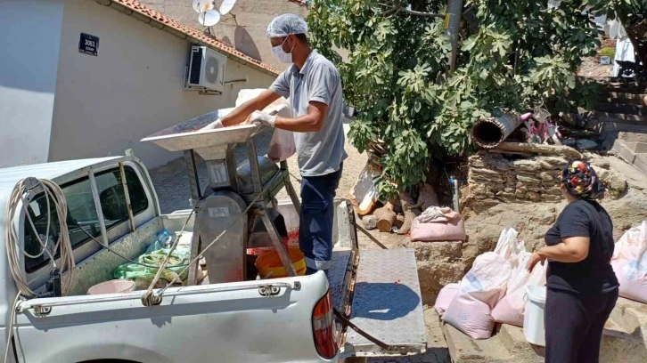 Selçuk’ta salçalar ailece hazırlanıyor, belediye makine ile destek oluyor
