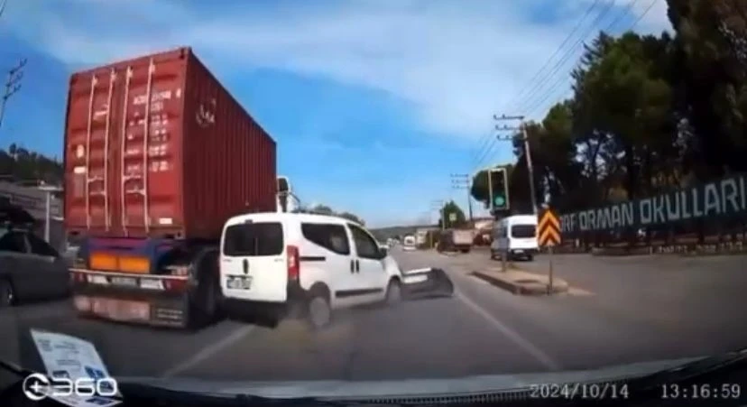 Şerit değiştiren ticari araca çarpan tır yan yattı: 2 yaralı
