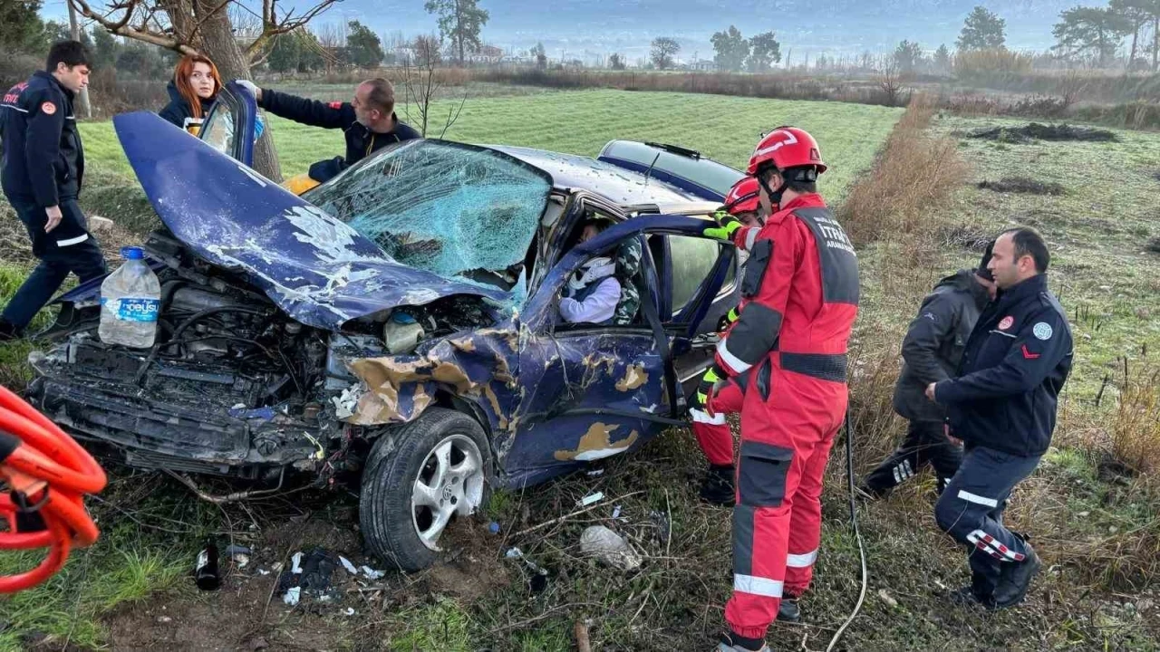 Seydikemer’de minibüs ile otomobil çarpıştı: 3 yaralı
