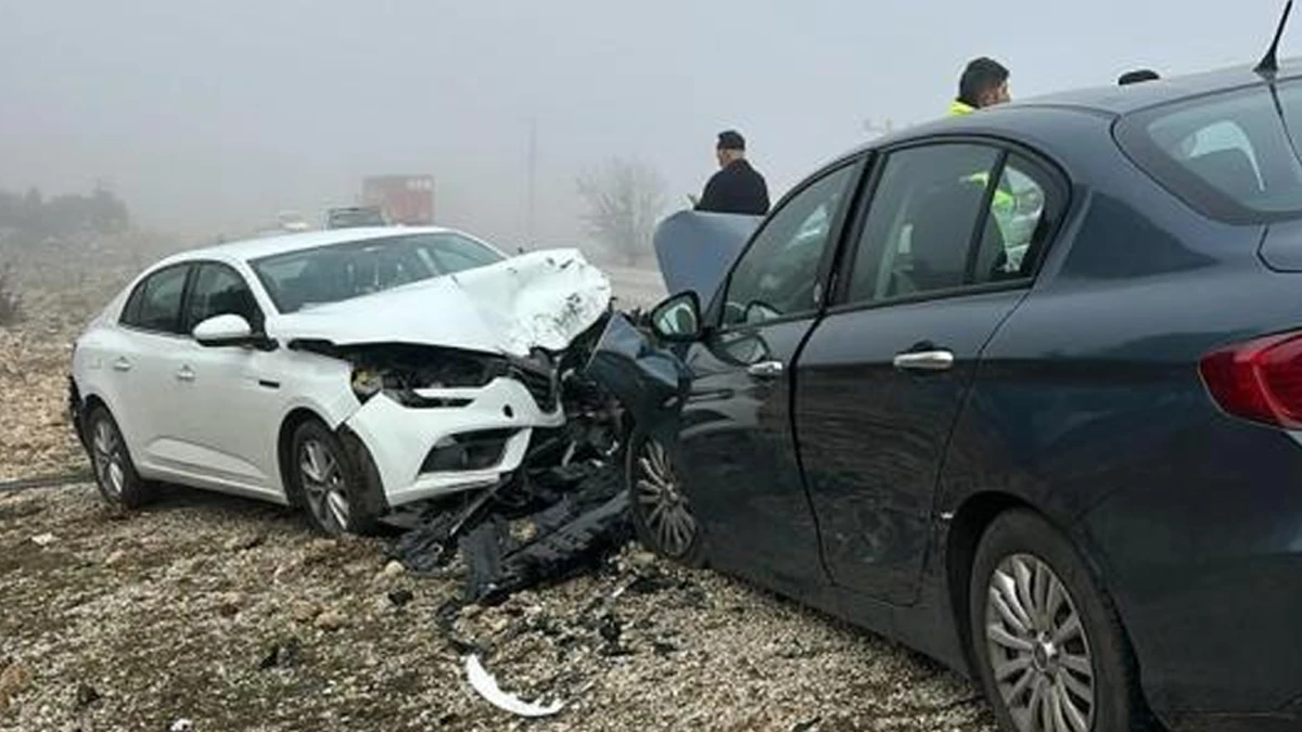 Seydikemer'de Otomobiller Kafa Kafaya Çarpıştı