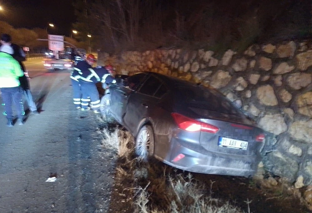 Seyir halinde kontrolden çıkan otomobil istinat duvarına çarparken, sürücüsü yaralandı
