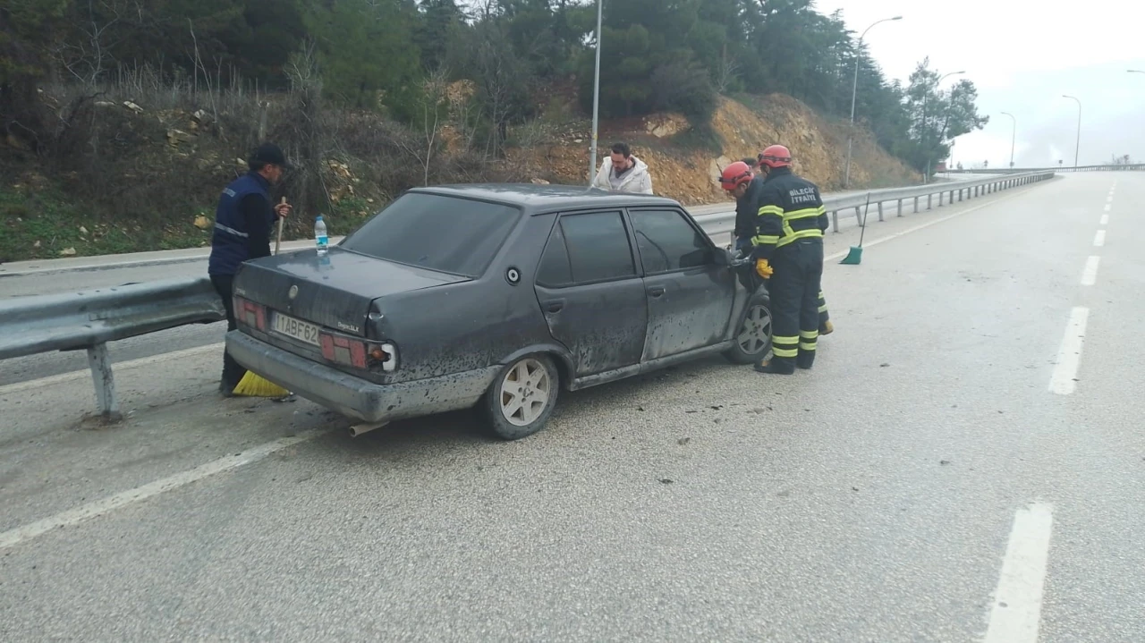 Seyir halinde kontrolden çıkan otomobil refüje çarptı, 1 kişi yaralandı
