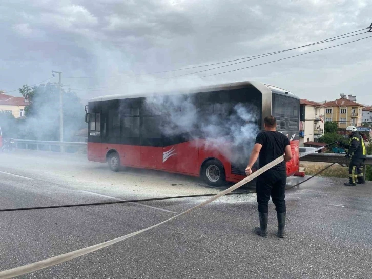 Seyir halinde yanan halk otobüsü paniğe neden oldu
