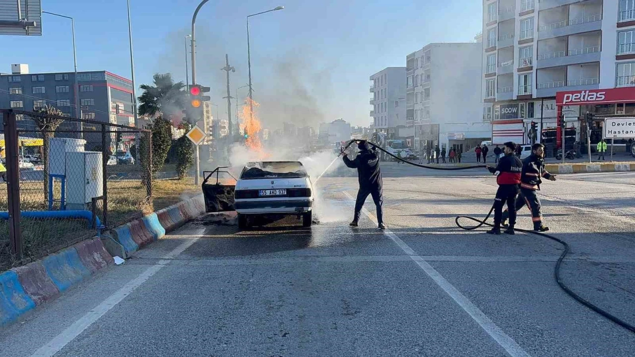 Seyir halindeki araç alev alev yandı
