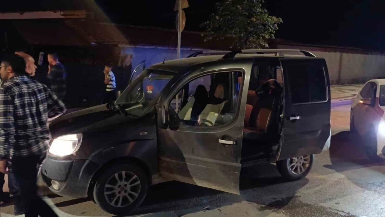 Seyir halindeki aracı kurşuna dizdiler: 1 ağır yaralı
