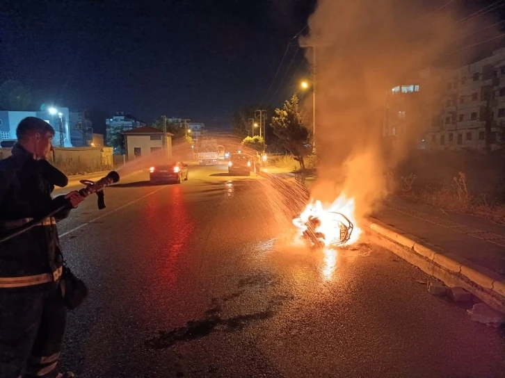 Seyir halindeki motosiklet alev aldı
