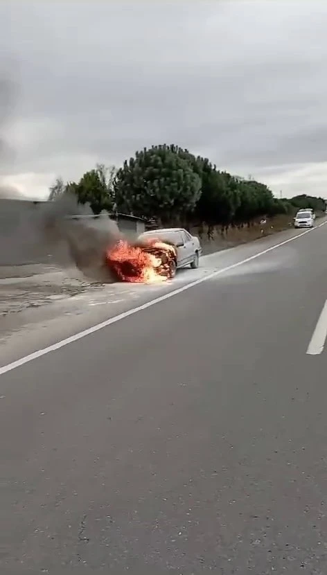 Seyir halindeki otomobil alev alev yandı
