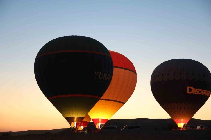 Sıcak hava balonları 15 Temmuz’da Türk bayrağı ve pankartlarla havalandı
