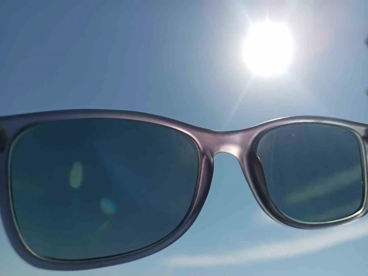 Sıcak yaz günlerinde güneşe dikkat: &quot;Gözlerinizi UV ışınlarından koruyun&quot;
