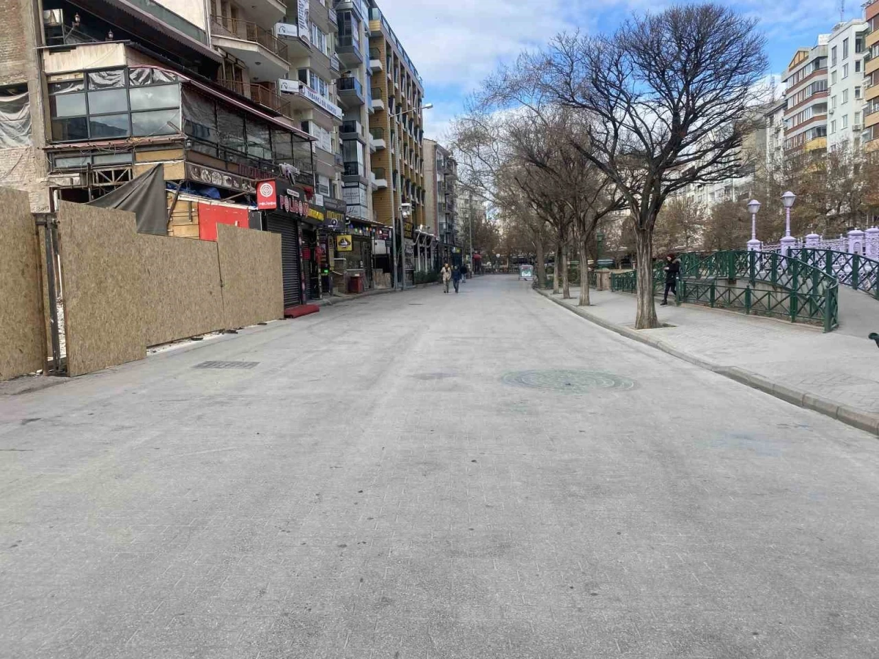 Sıcaklık eksi derecelere düşünce Eskişehir’in işlek caddesi sessizleşti
