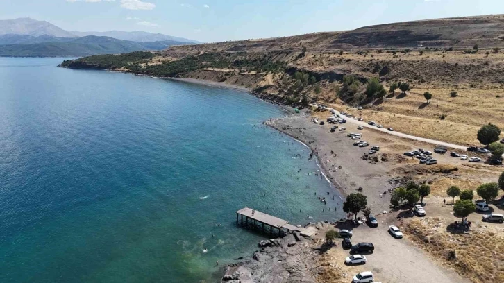 Sıcaktan bunalanlar kendilerini Van Gölü sahillerine attı
