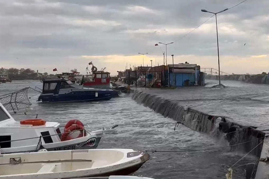 Şiddetli lodos nedeniyle İstanbul’da deniz taştı, tekneler zarar gördü
