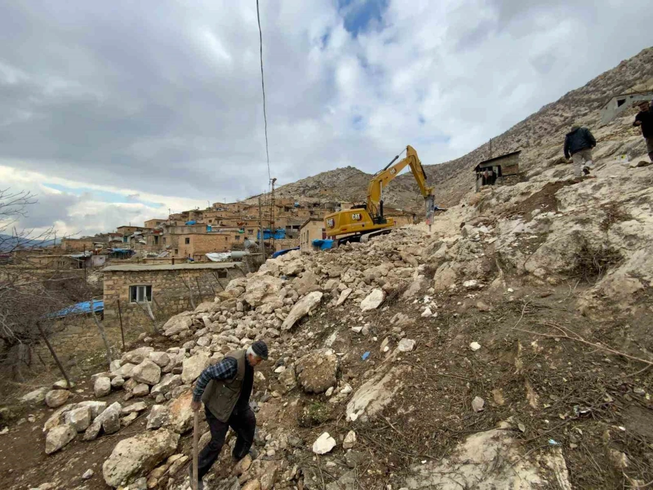 Siirt’te 30 yıl sonra o köye mahalle yolu yapılıyor
