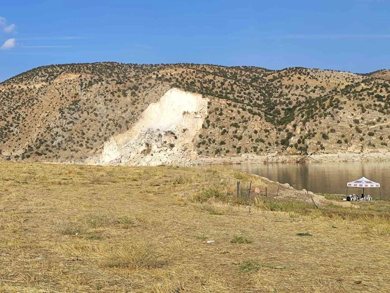 Siirt’te balık avlamaya giden grup canını zor kurtardı, araç akıntıya kapıldı
