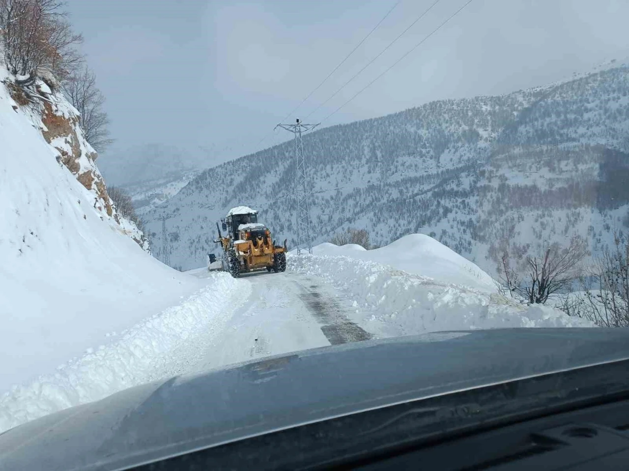 Siirt’te kapanan köy yolları ulaşıma açıldı
