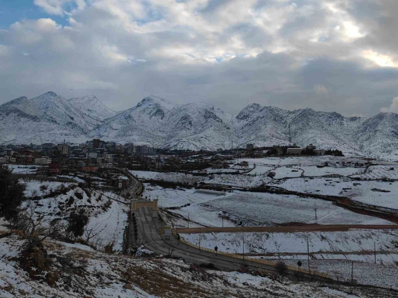 Siirt’te kar, kartpostallık görüntüler oluşturdu
