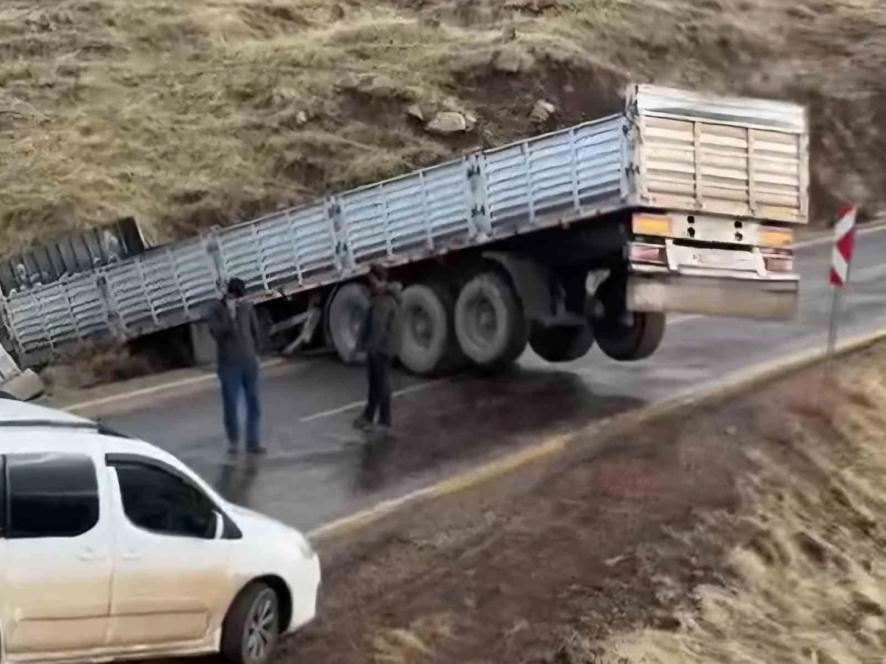 Siirt’te kayganlaşan yolda tır devrildi
