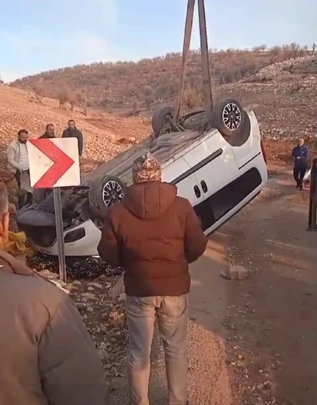 Siirt’te virajı alamayan araç devrildi
