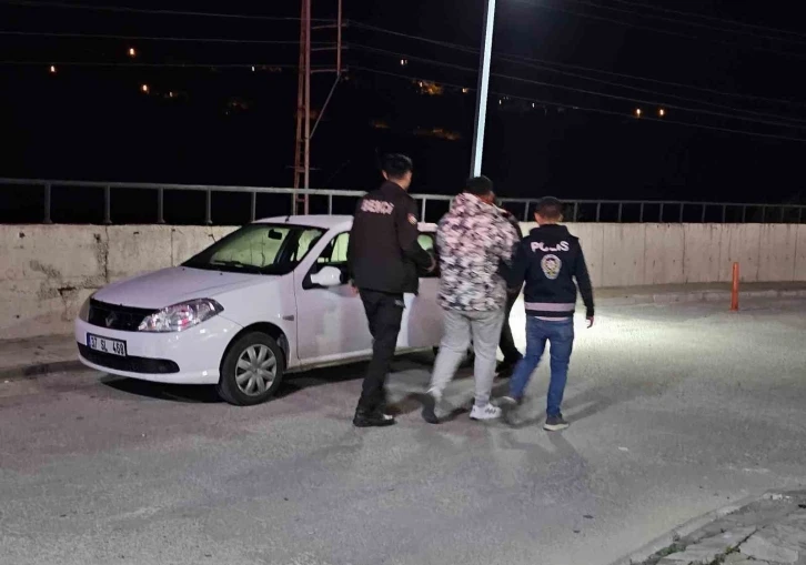 Silah çekip, polisleri darp ederek yaralayan 2 şahıs tutuklandı
