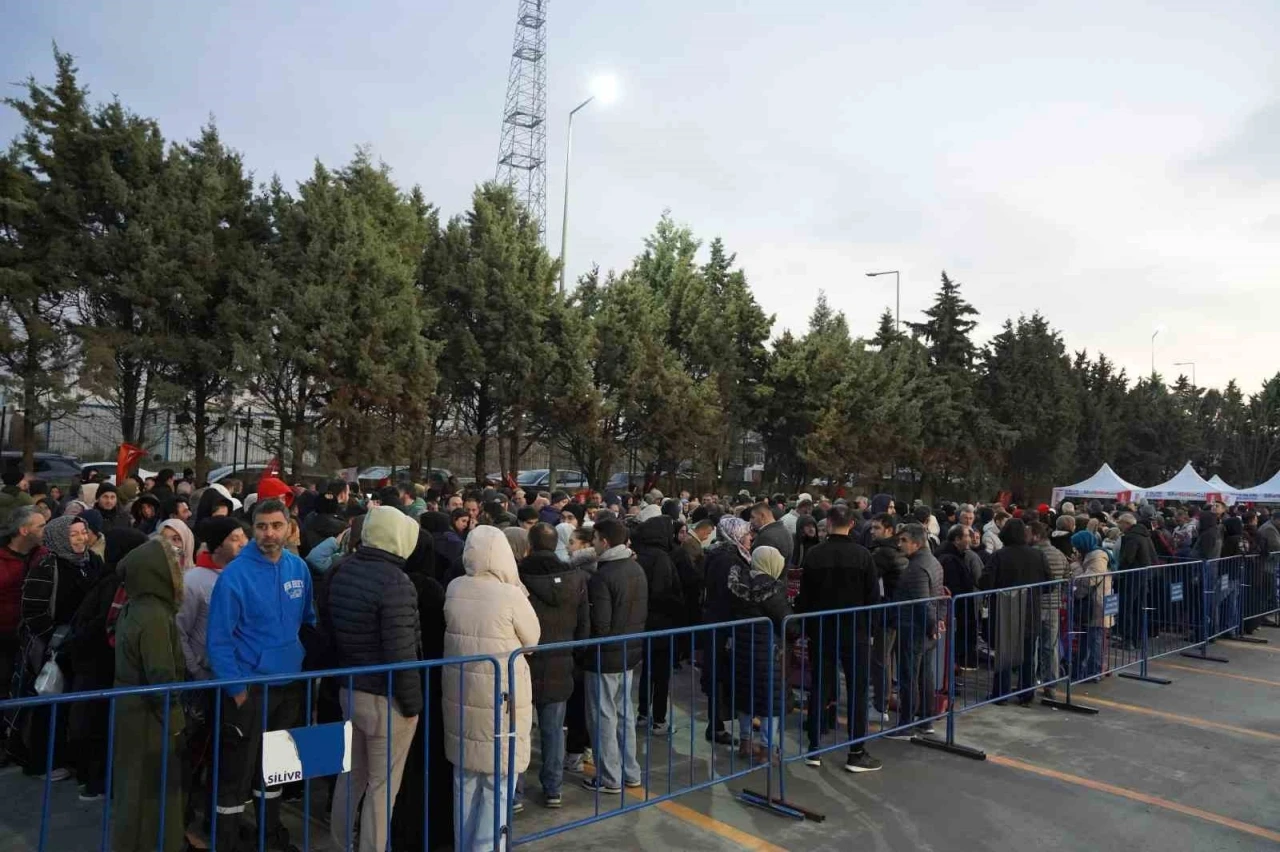 Silivri’de market açılışında verilecek bin TL’lik hediye çeki için vatandaşlar akşamdan çadır kurup bekledi
