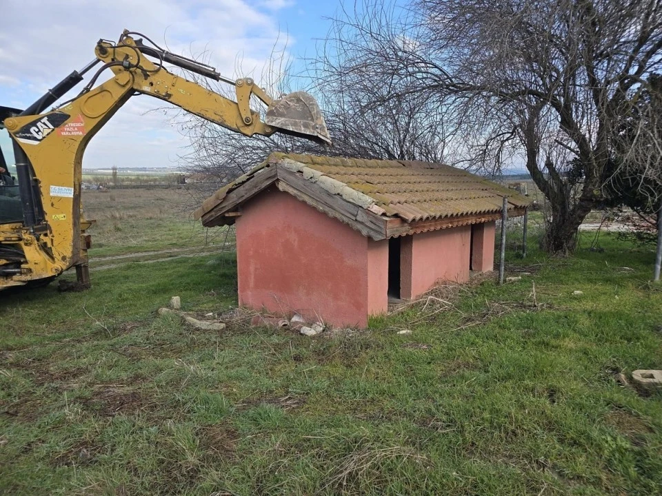 Silivri’de metruk binalar yıkılıyor
