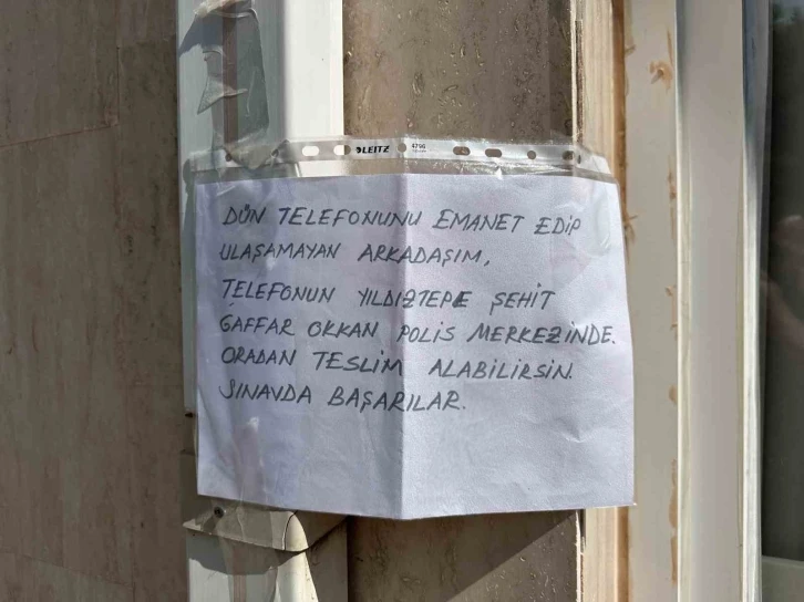 Sınava giren öğrencinin telefonunu emanet alıp geri veremeyen vatandaş okul kapısına not bıraktı
