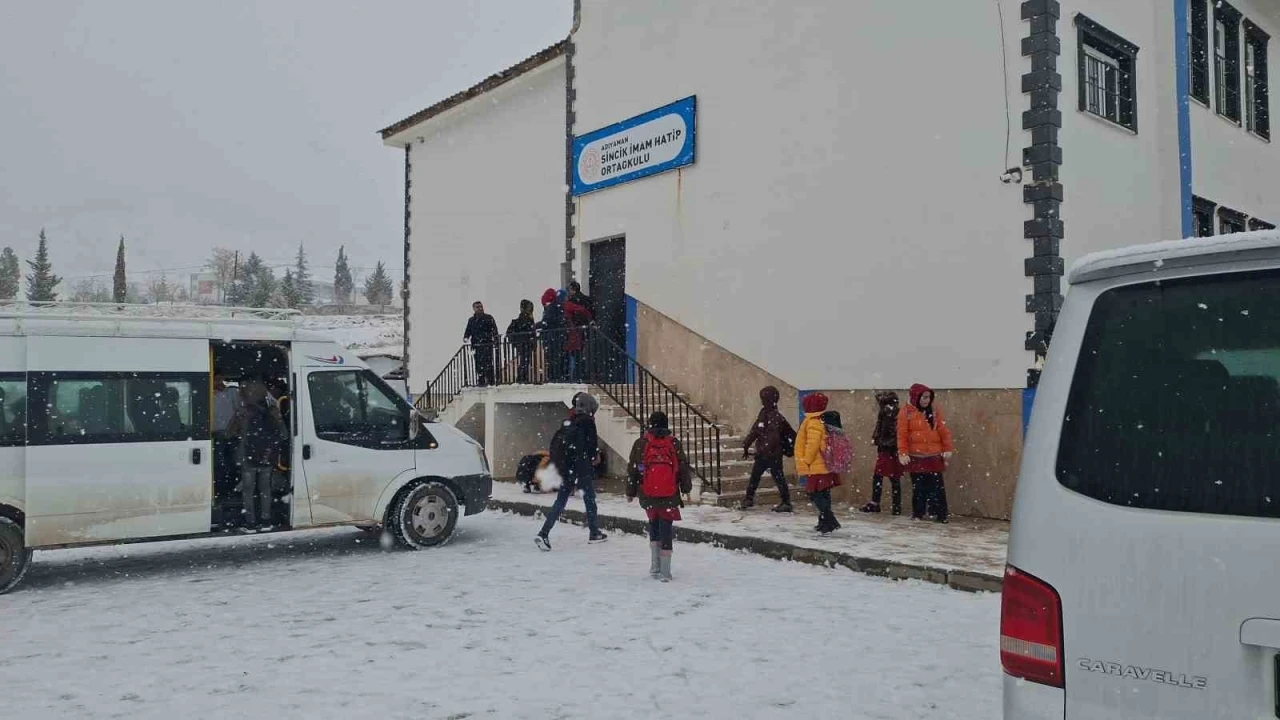 Sincik’te okullar öğleden sonra tatil edildi
