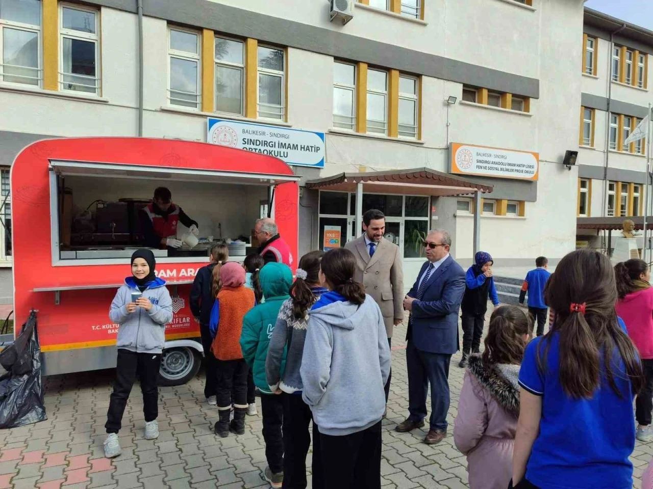 Sındırgı’da öğrencilere salep ikramı
