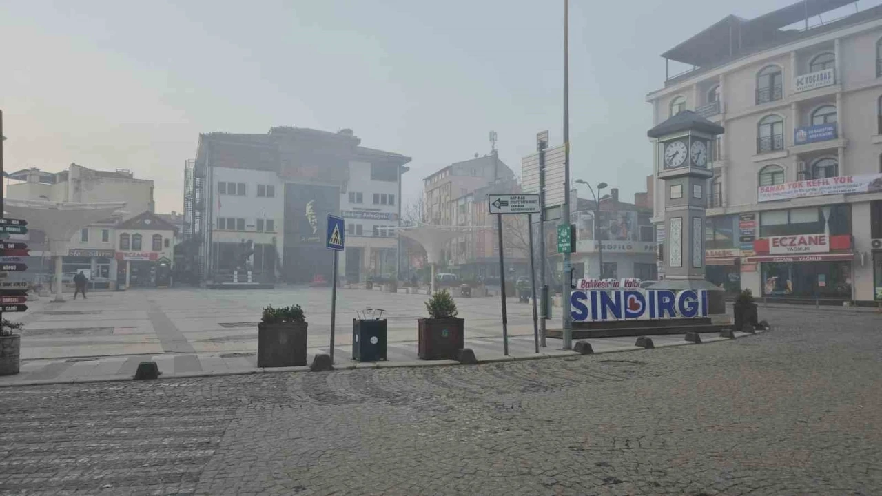 Sındırgı’da yoğun sis etkili oluyor
