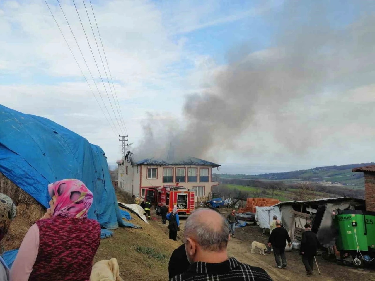 Sinop’ta 2 katlı evin çatısı alevlere teslim oldu
