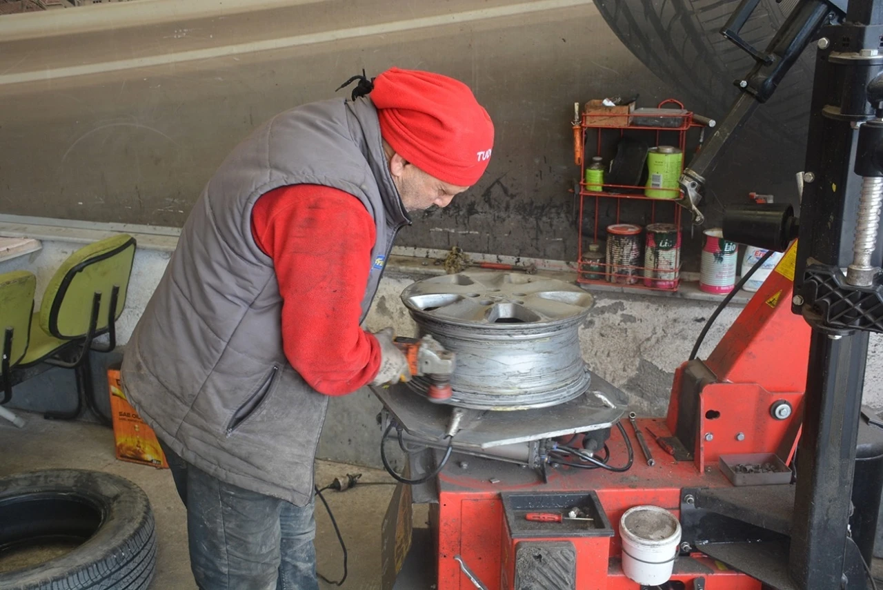 Sinop’ta lastikçilerin kış lastiği mesaisi
