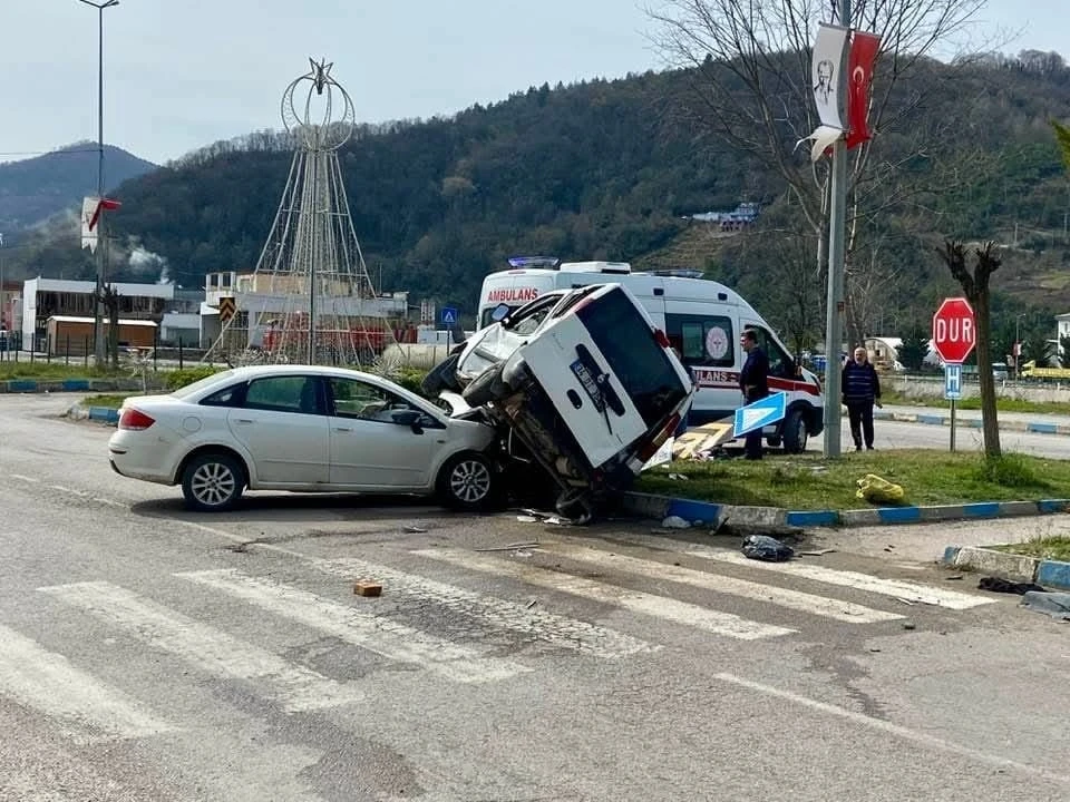 Sinop’ta otomobil hafif ticari araca çarptı: 1 yaralı
