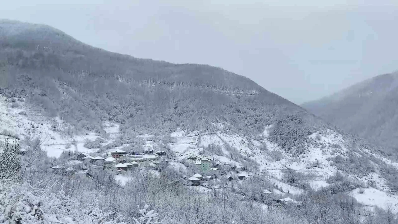 Sinop’un yüksek kesimleri beyaza büründü
