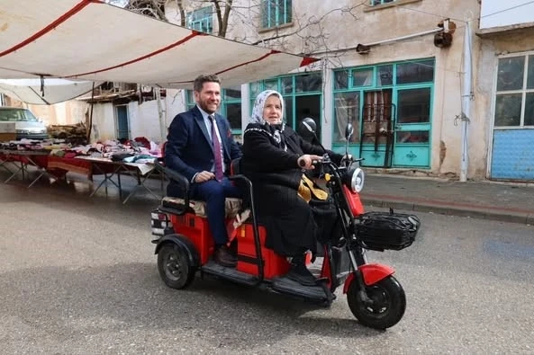 Sıra dışı Başkan; "Ben geldim; dövecekseniz dövün, sövecekseniz sövün"
