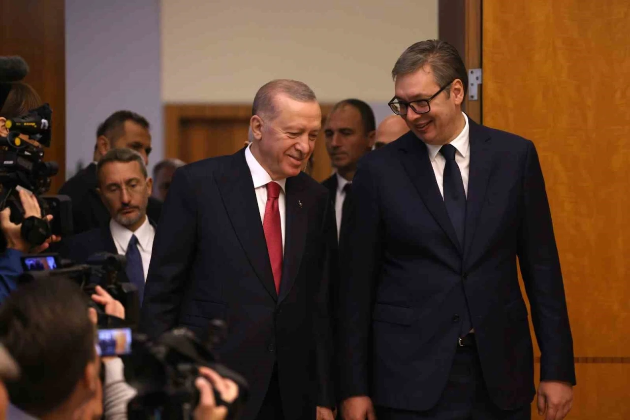 Sırbistan Cumhurbaşkanı Vucic, berberini Cumhurbaşkanı Erdoğan’ın korumasına benzetti
