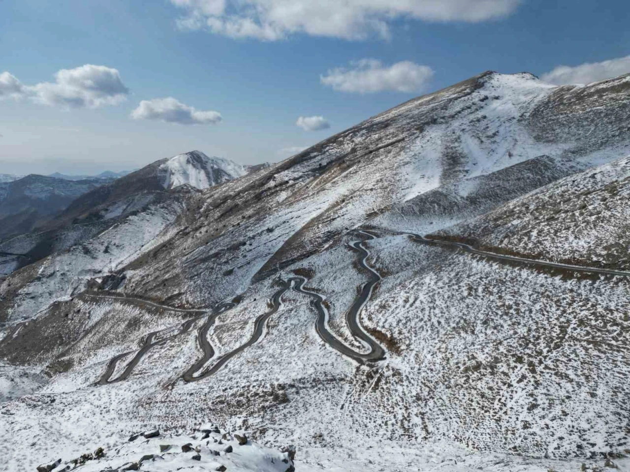 Şırnak’ta beyaza bürünen kıvrımlı yollar dronla görüntülendi
