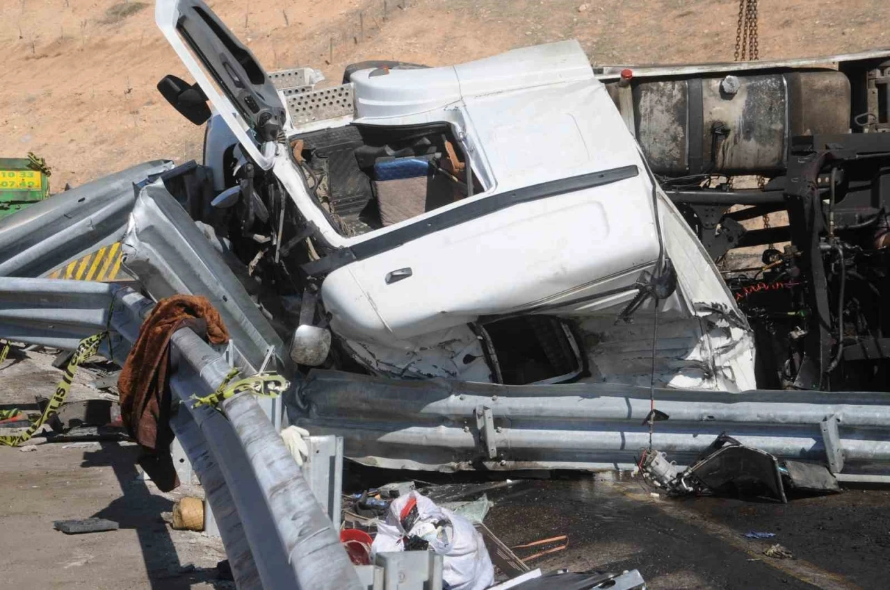 Şırnak’ta freni boşalan tır şarampole devrildi: 1 ölü
