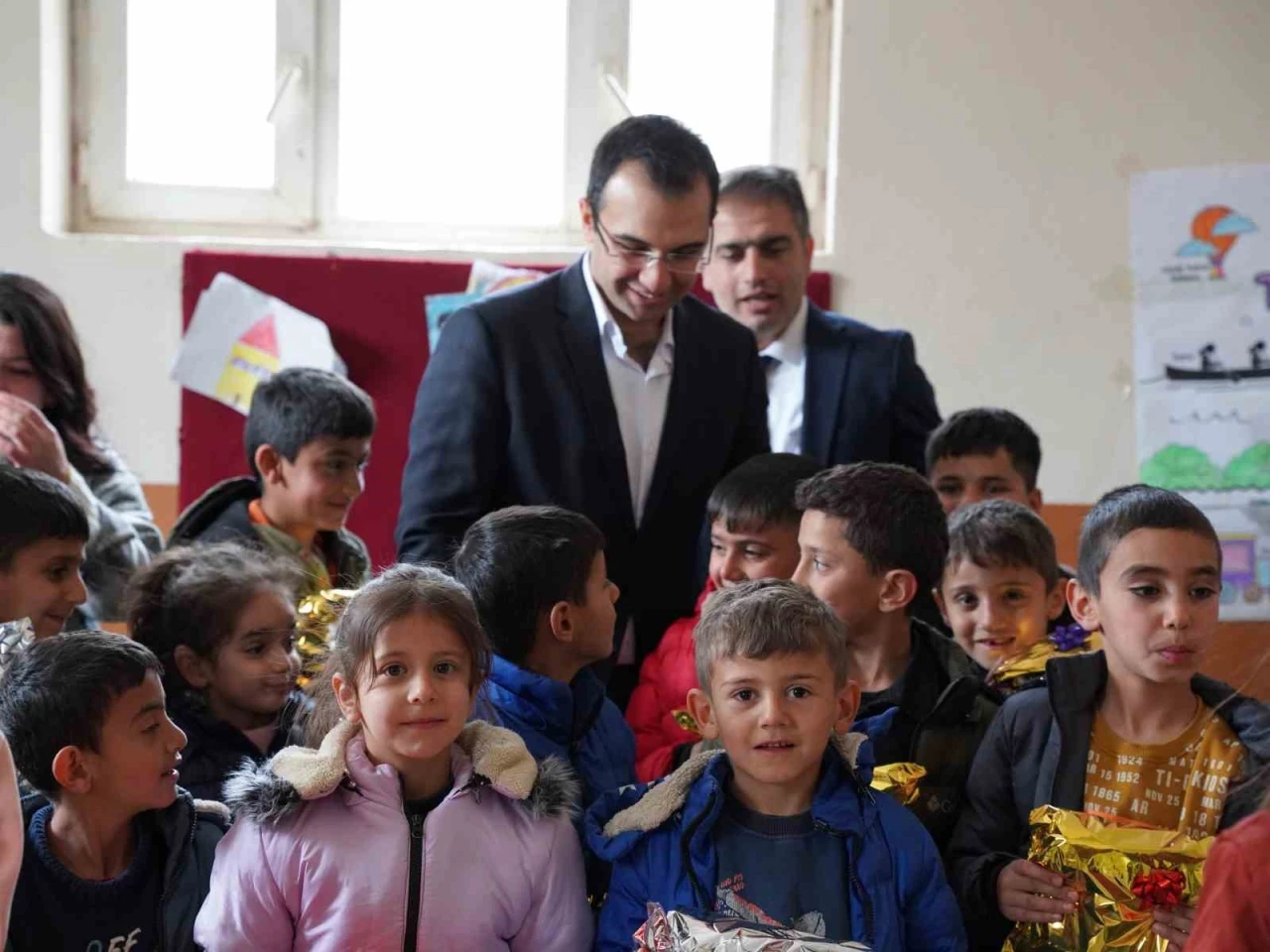 Şırnak’ta kadınların ördüğü bere, atkı ve eldiveneler öğrencilere dağıtıldı
