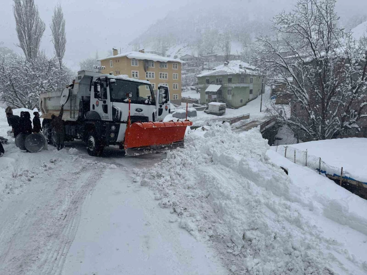 Şırnak’ta kardan kapanan köy yolları ulaşıma açılıyor
