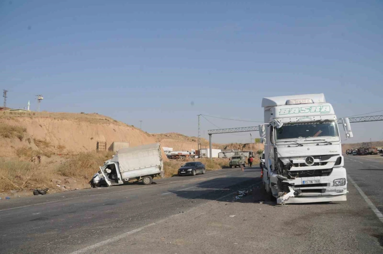 Şırnak’ta tır ile kamyonet çarpıştı: 4 yaralı
