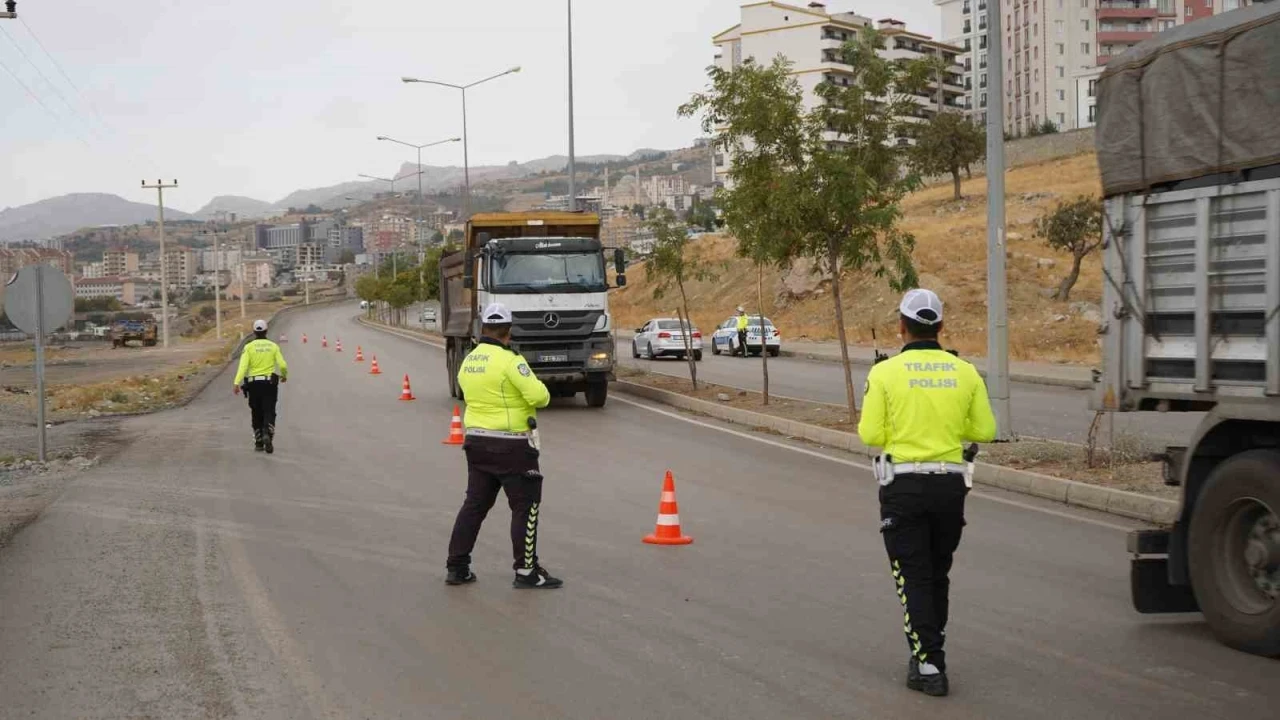 Şırnak’ta trafik ekipleri kurallara uymayan sürücülere ağır cezalar kesti
