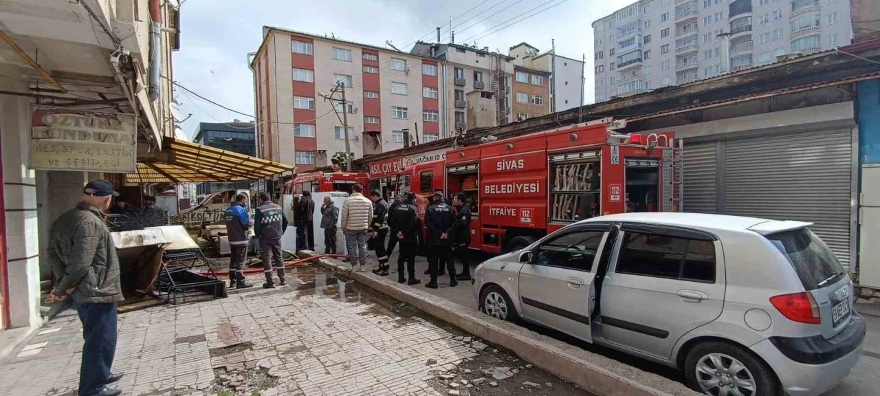 Sivas’ta bir iş yerinde çıkan yangın paniğe neden oldu
