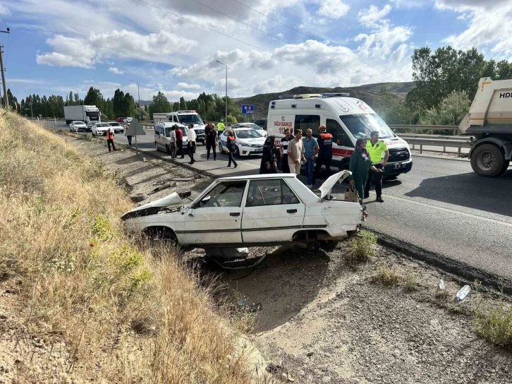 Sivas’ta otomobil devrildi: 1 ölü, 4 yaralı
