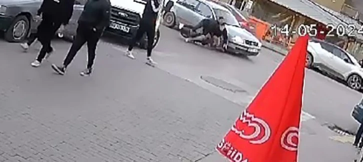 Sivas’ta otomobil ile motosiklet çarpıştı, 2 kişi yaralandı: Kaza anı kamerada
