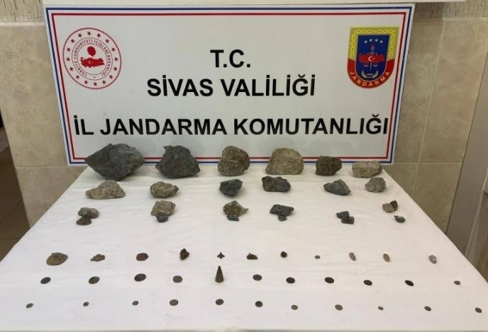 Sivas’ta tarihi eser niteliği taşıyan taşlar, sikkeler ve objeler ele geçirildi
