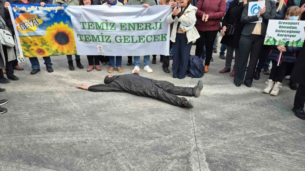 Siyah tulum giyip yere yattı: Tekirdağ’da liman protestosu
