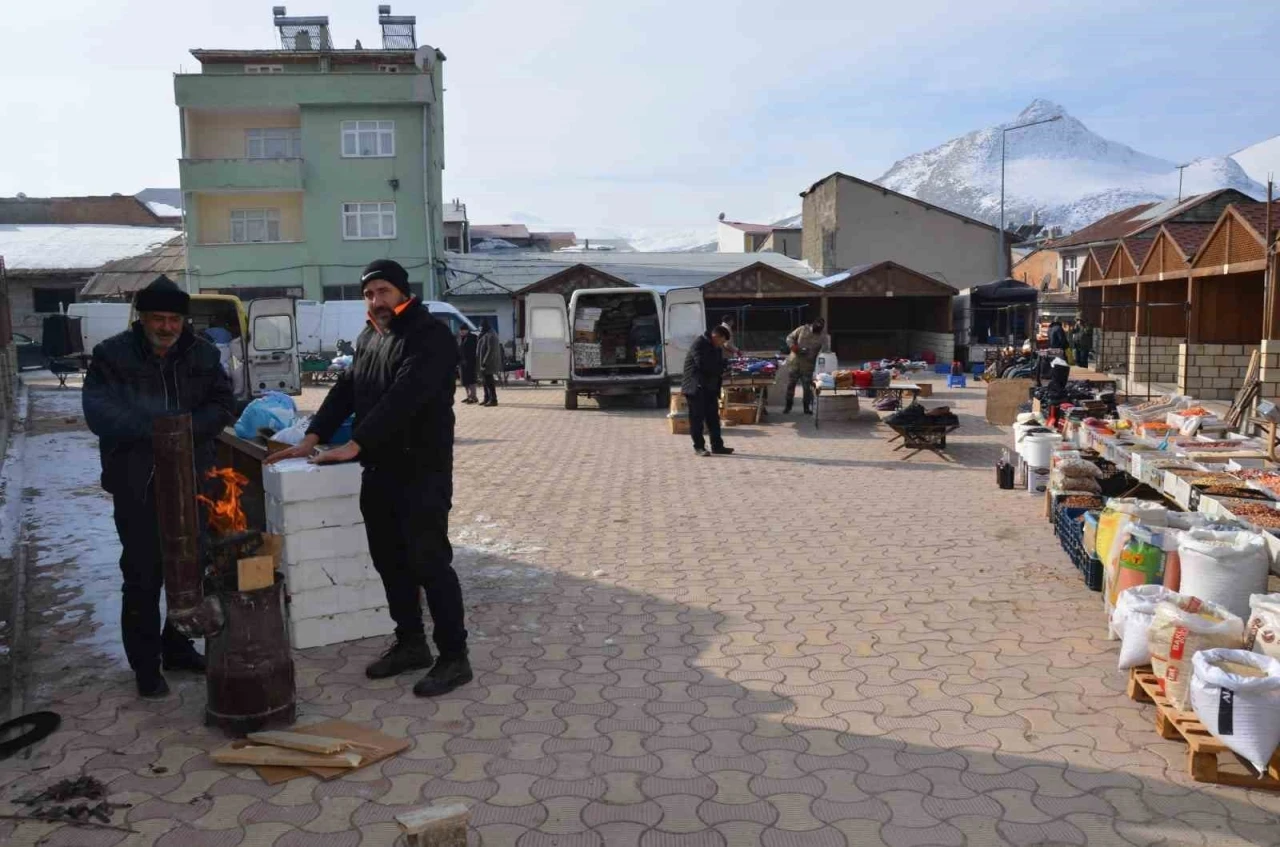 Soğuk hava pazar esnafını vurdu
